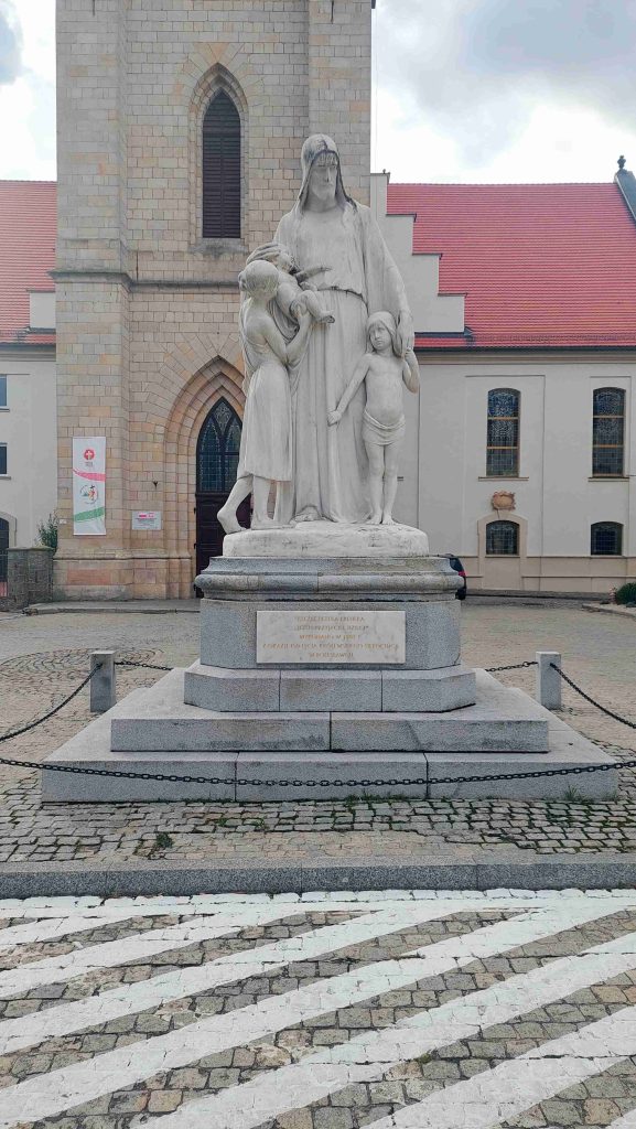 Grupa rzeźbiarska Jezus w Bolesławcu – detal sakralnej rzeźby