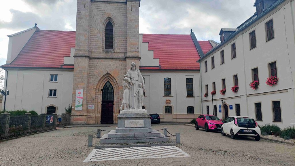 Grupa rzeźbiarska Jezus – widok całej kompozycji