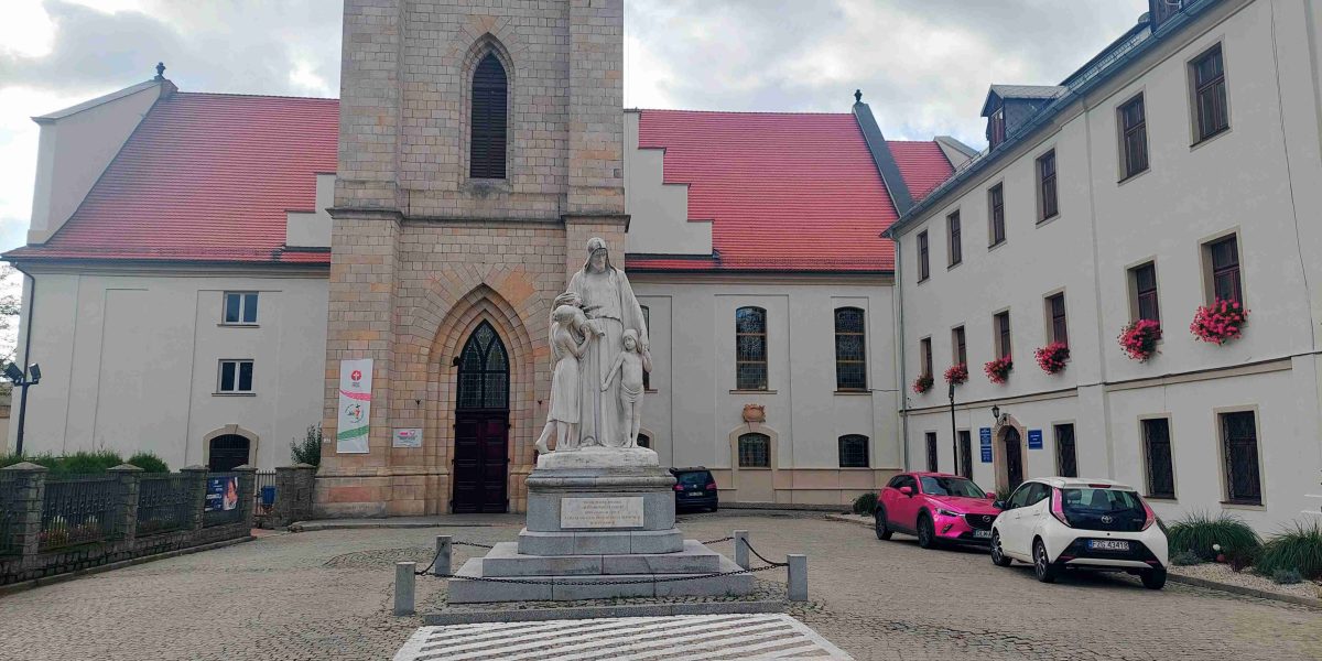 Grupa rzeźbiarska Jezus – widok całej kompozycji