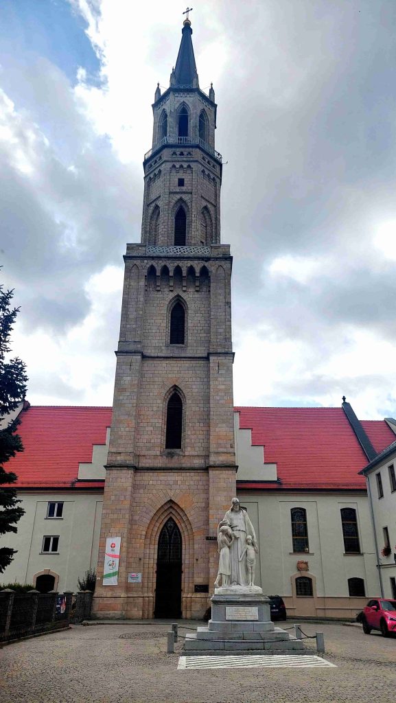Grupa rzeźbiarska Jezus – kompozycja widziana z innej perspektywy