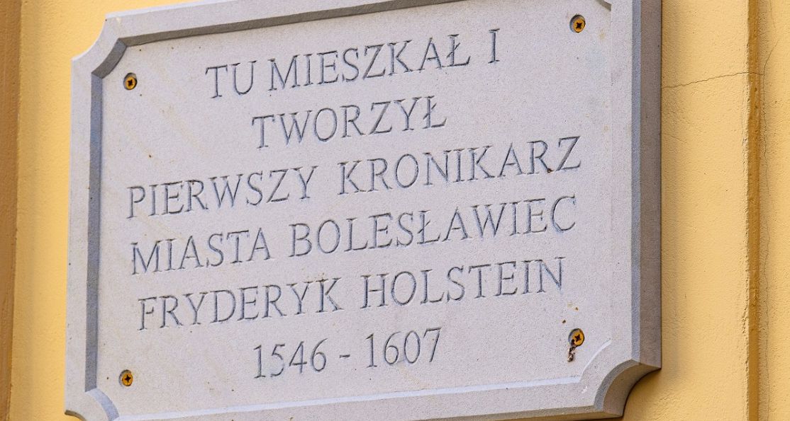 Tablica wisząca na kamienicy zabytkowej przy ul. Zacisze 1 w Bolesławcu
