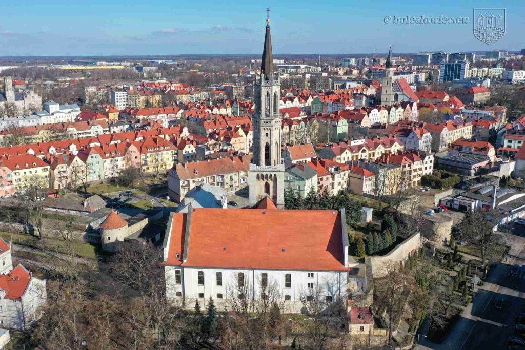 Dawny kościół ewangelicki w Bolesławcu na tle miejskiej zabudowy