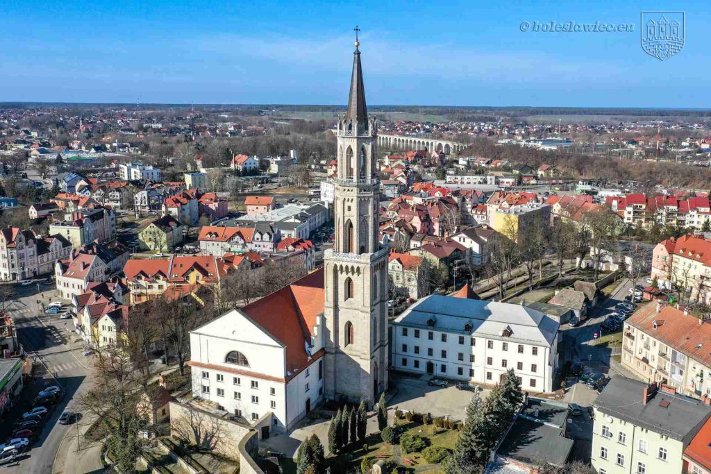 Dawny kościół ewangelicki w Bolesławcu na tle miejskiej zabudowy