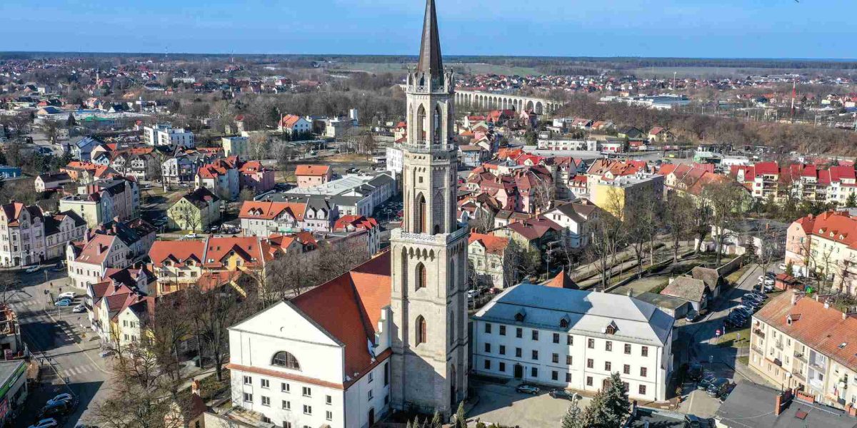 Dawny kościół ewangelicki w Bolesławcu na tle miejskiej zabudowy