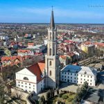 Dawny kościół ewangelicki w Bolesławcu na tle miejskiej zabudowy
