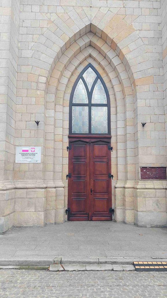 Zabytkowe drewniane drzwi kościoła pw. Matki Bożej Nieustającej Pomocy w Bolesławcu