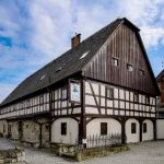 Zabytkowy dom przysłupowy Niebieski Burak - restauracja i hotel w Łaziskach w gminie Bolesławiec