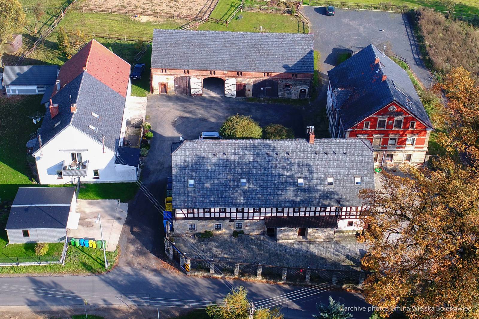 Zabytkowy dom przysłupowy Niebieski Burak - restauracja i hotel w Łaziskach w gminie Bolesławiec