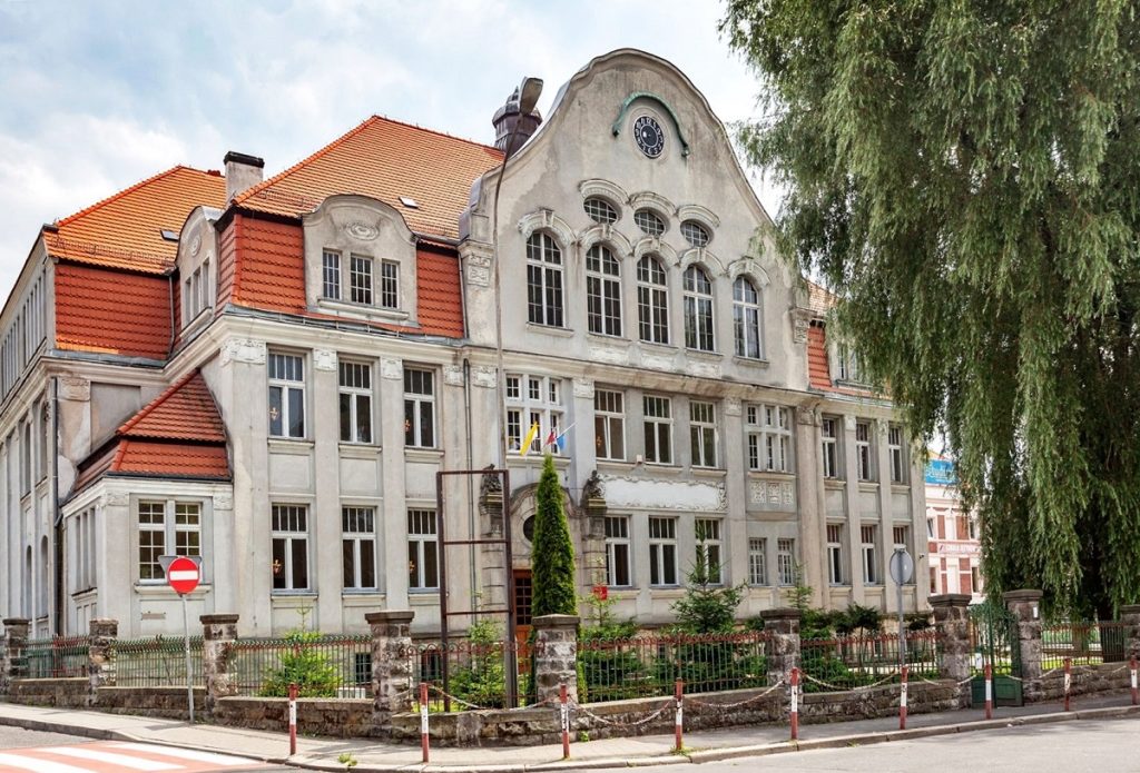 Dawne liceum żeńskie (obecnie Zespół Szkół Zakonu Pijarów)