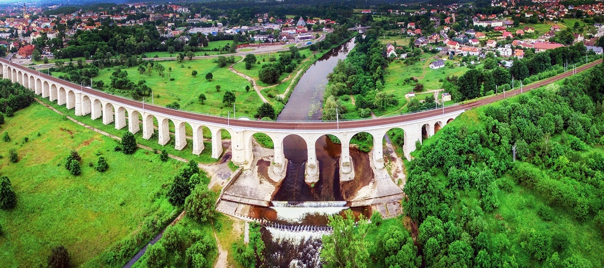 Wiadukt nad doliną rzeki Bóbr w