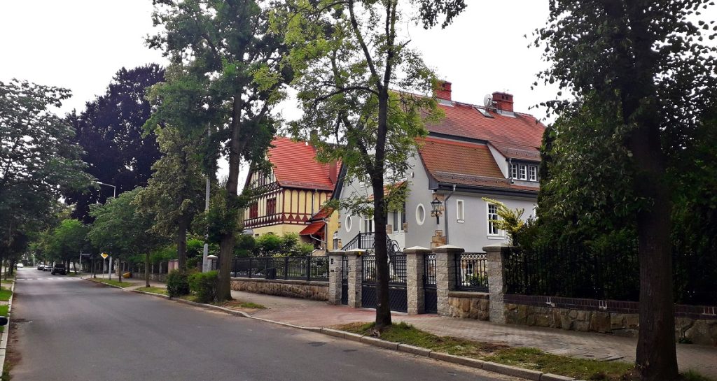 Wille przy ulicach Willowej, Leśnej, Obrońców Westerplatte – realizacja idei H. Muthesiusa
