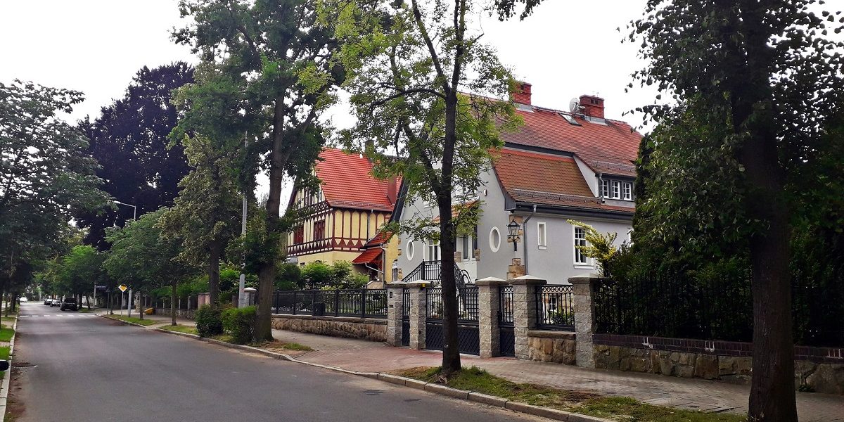 Wille przy ulicach Willowej, Leśnej, Obrońców Westerplatte – realizacja idei H. Muthesiusa