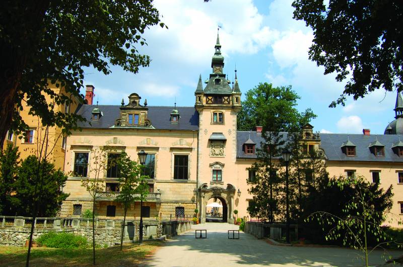 Zabytkowy zamek w Kliczkowie w gminie Ociecznica