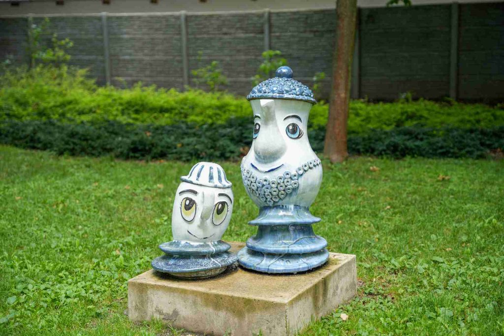 Ceramiczna figurka dekoracyjna w parku w Bolesławcu
