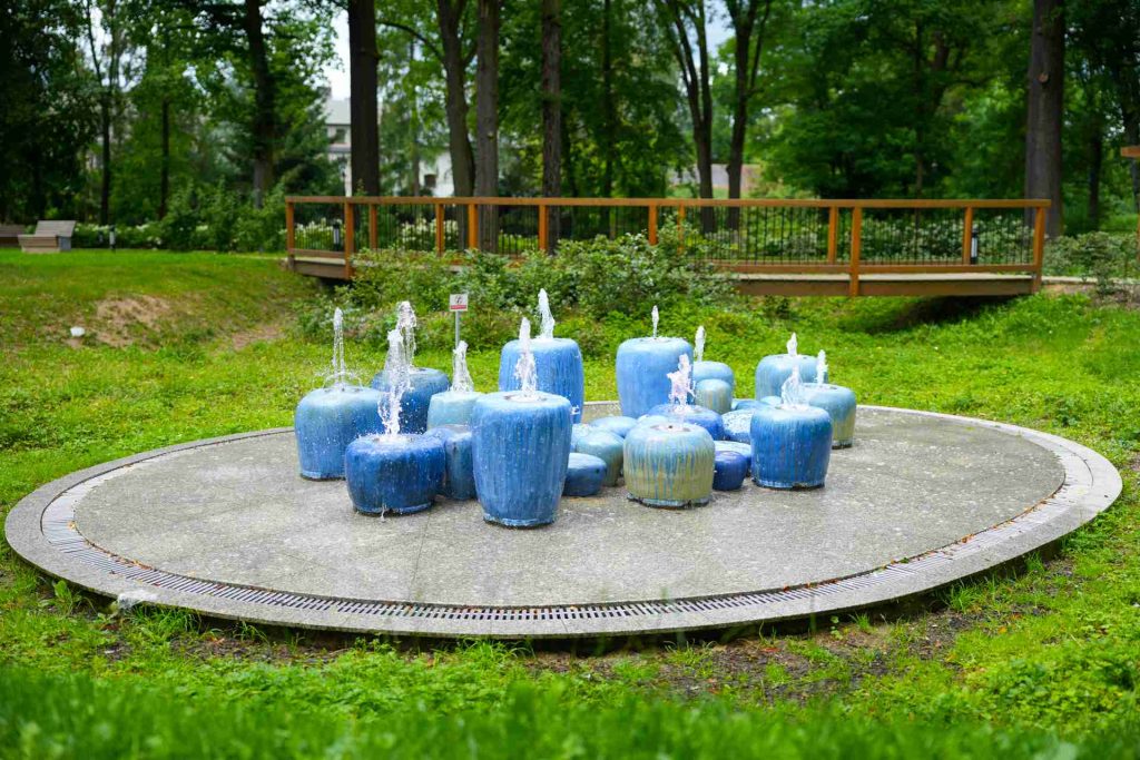 Ceramiczna figurka dekoracyjna w parku w Bolesławcu