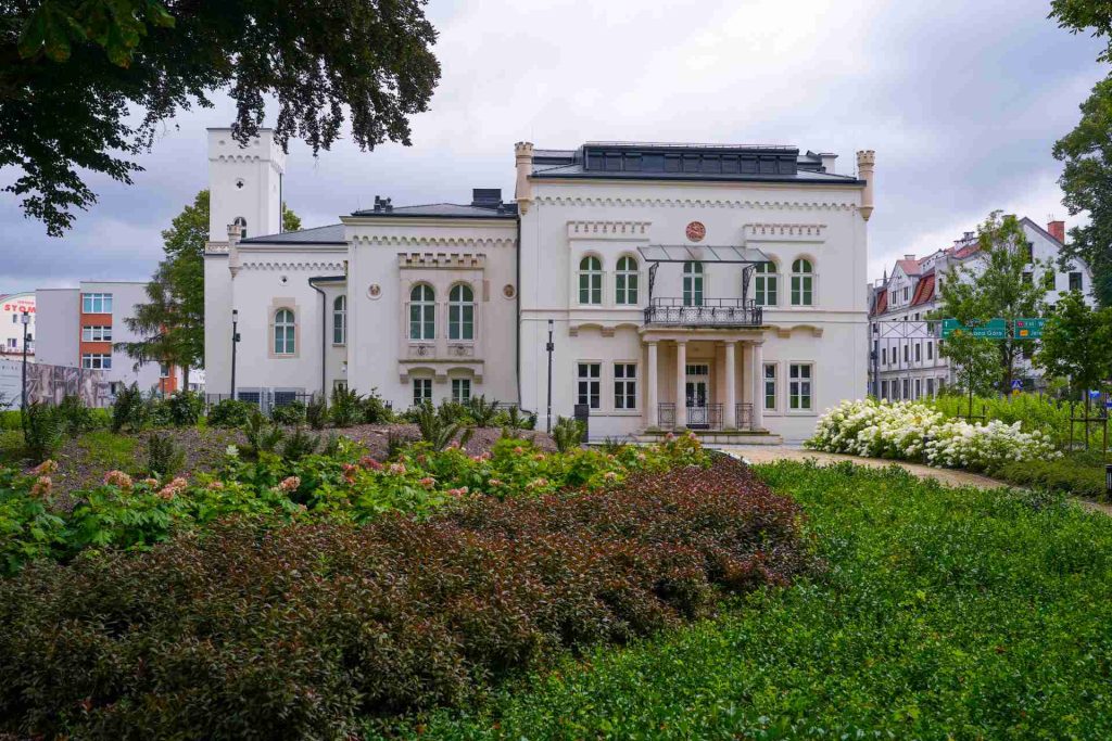 Pałac w Bolesławcu – zabytkowa elewacja i ogród