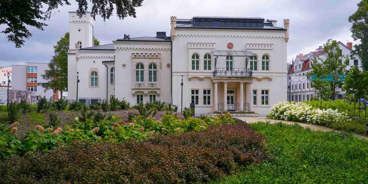 Pałac w Bolesławcu – zabytkowa elewacja i ogród