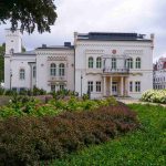 Pałac w Bolesławcu – zabytkowa elewacja i ogród