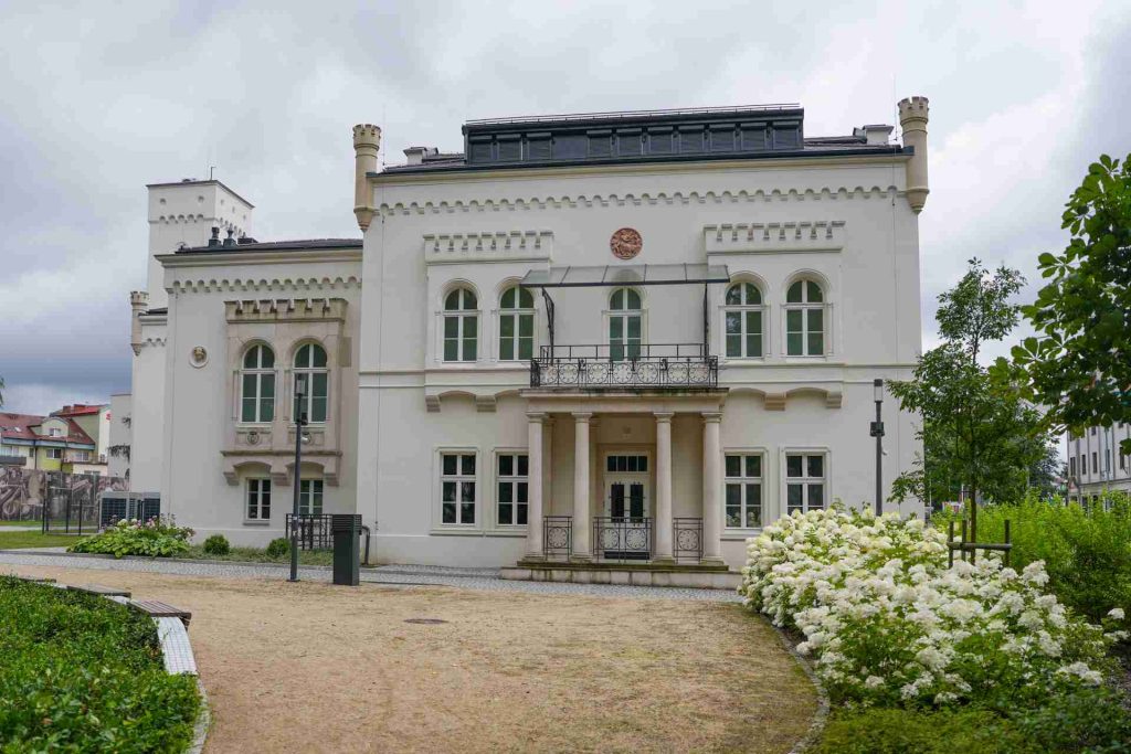 Pałac w Bolesławcu – zabytkowa elewacja i ogród