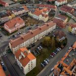 Ratusz w Nowogrodźcu z lotu ptaka – zabytkowy rynek