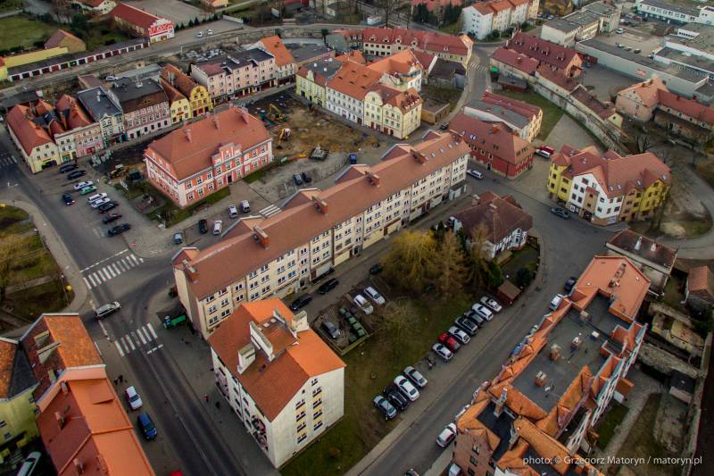 Ratusz w Nowogrodźcu z lotu ptaka – zabytkowy rynek