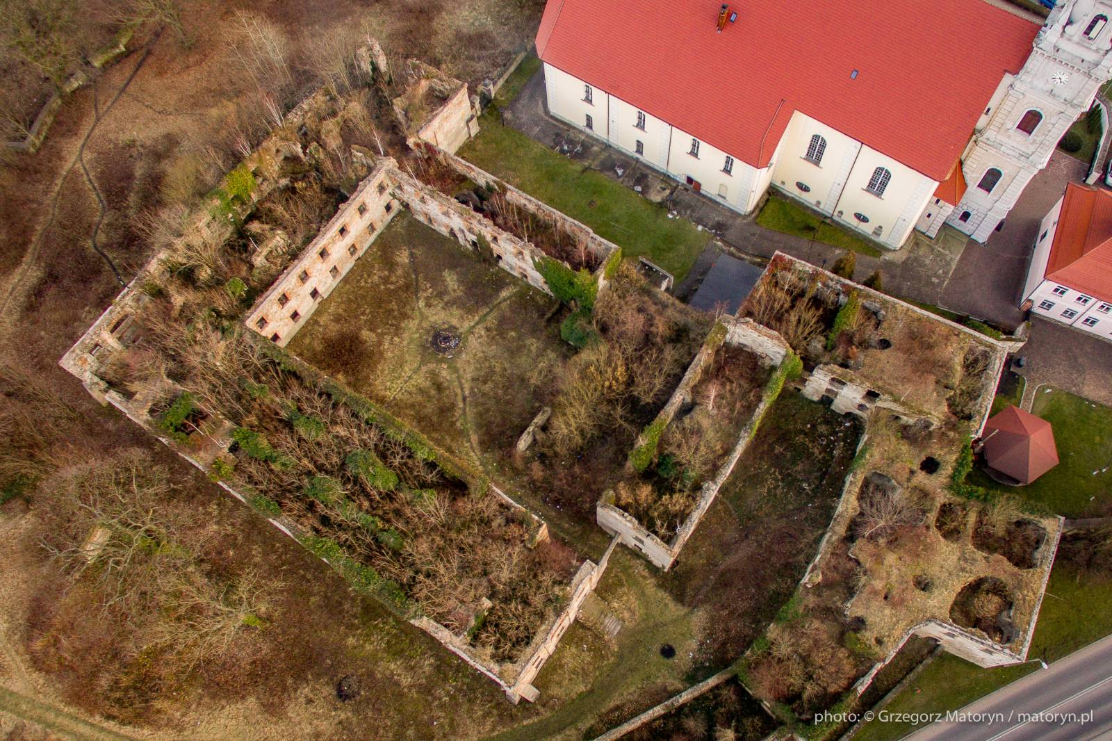 Ruiny dawnego klasztoru w Nowogrodźcu – zabytkowa architektura