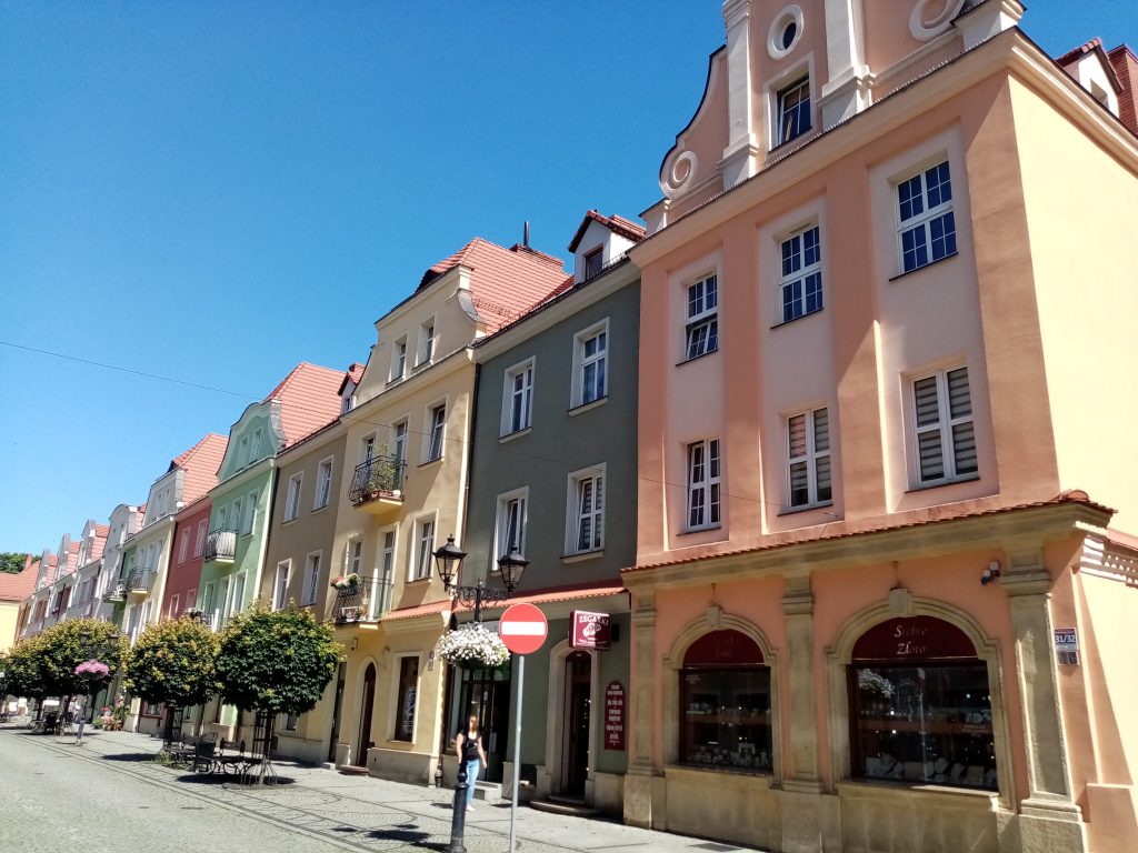 Elewacja kamienicy przy ul. Bolesława Prusa 31/32 w Bolesławcu z detalami architektonicznymi