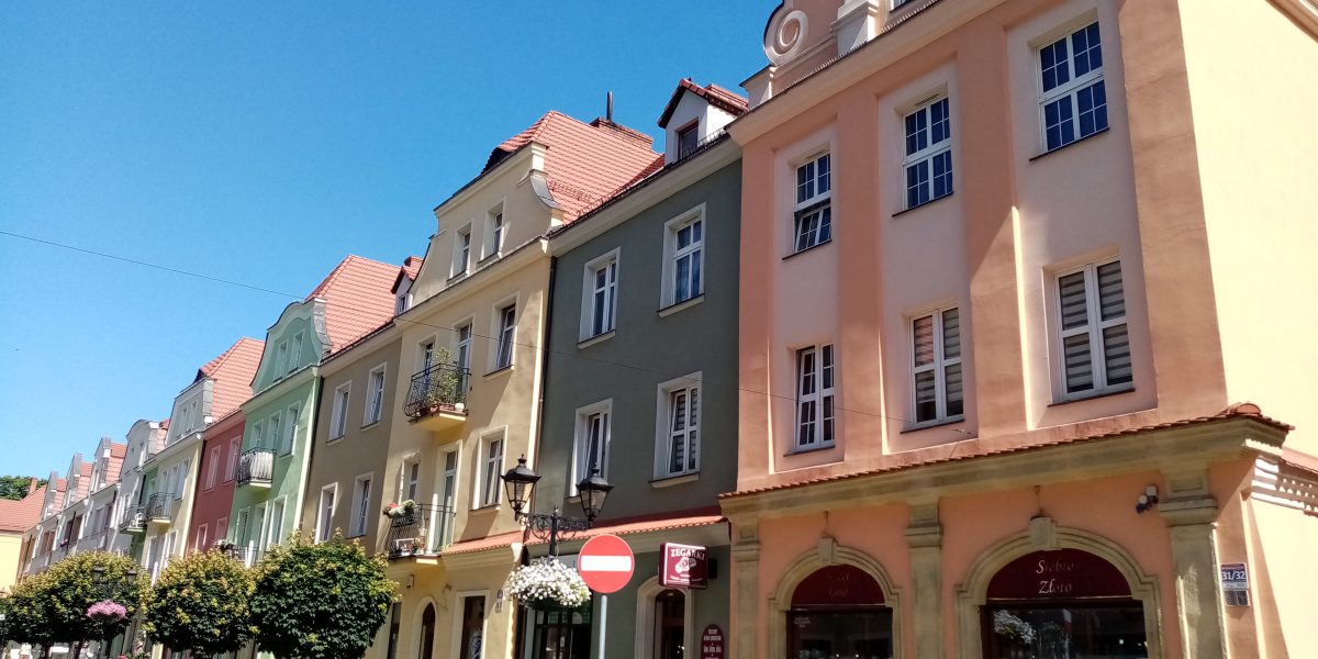 Elewacja kamienicy przy ul. Bolesława Prusa 31/32 w Bolesławcu z detalami architektonicznymi