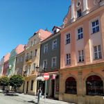 Elewacja kamienicy przy ul. Bolesława Prusa 31/32 w Bolesławcu z detalami architektonicznymi